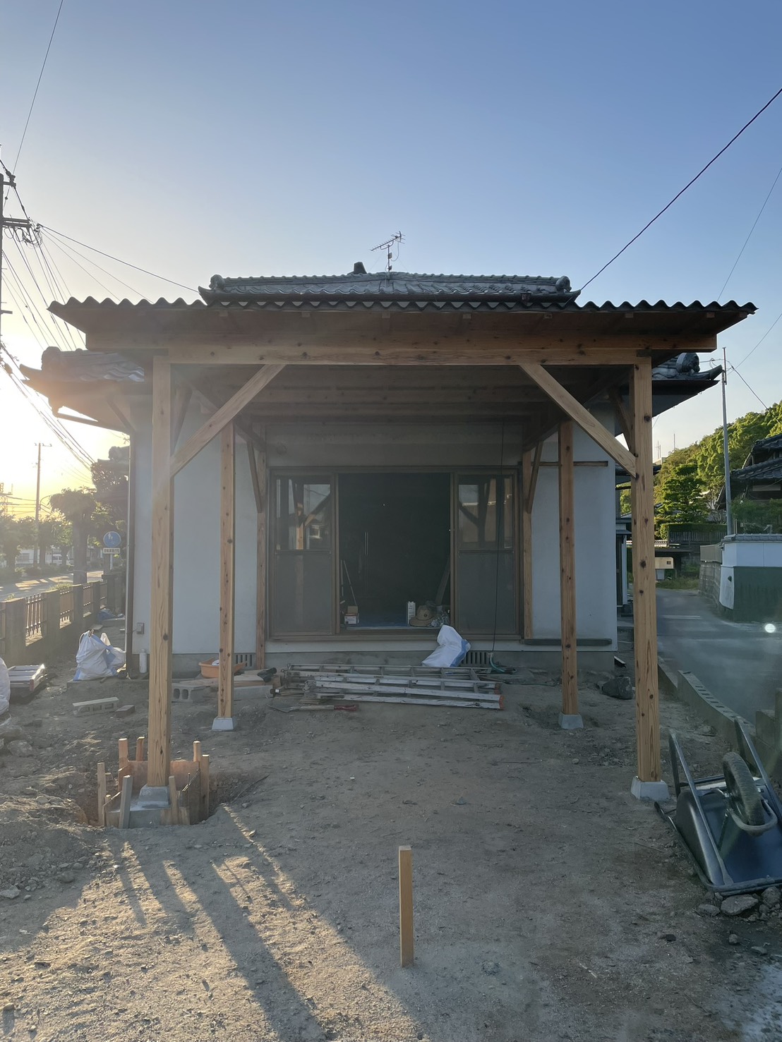 木の柱と庇を施工している建物正面