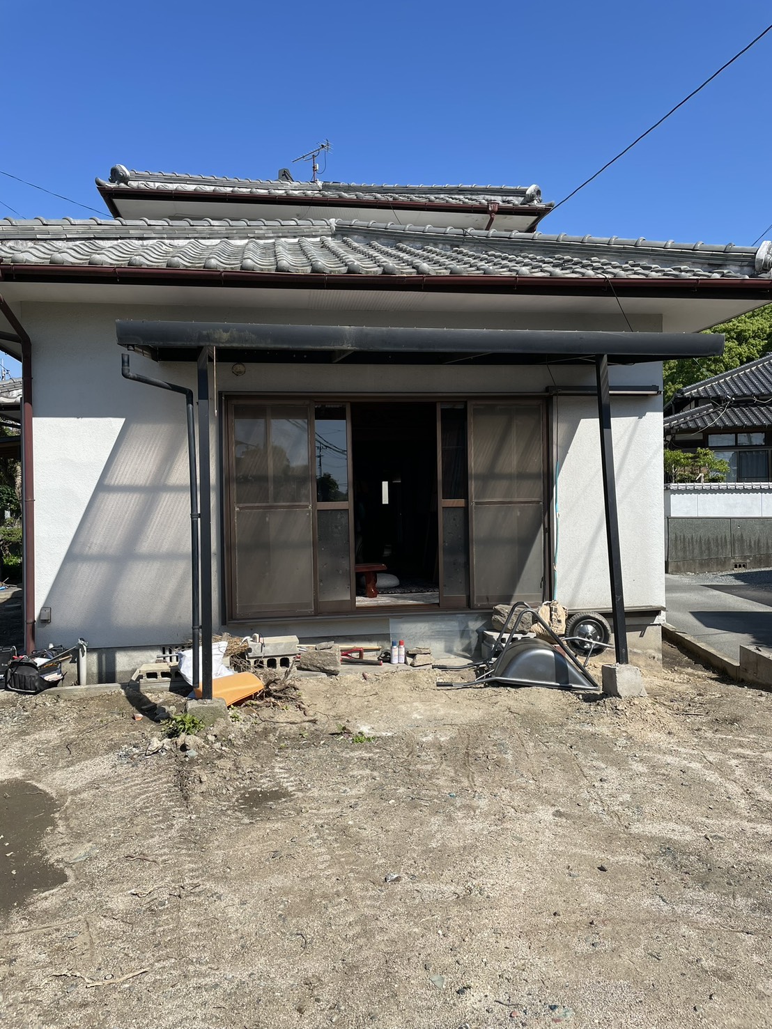 木の庇を設ける前の建物正面