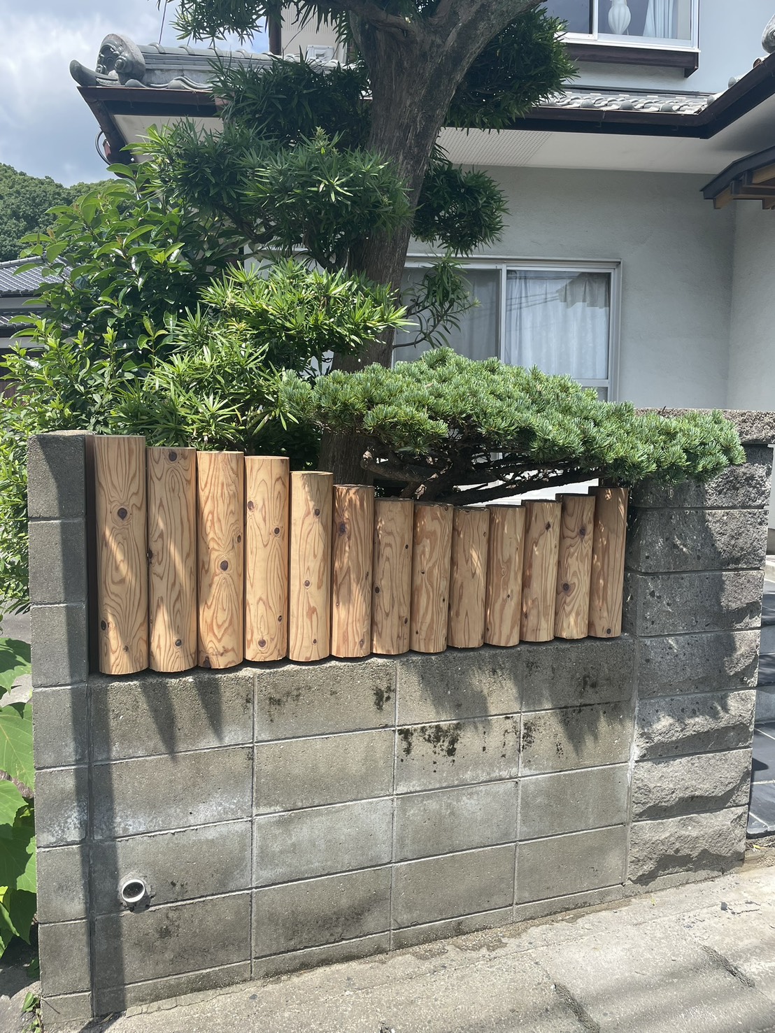 木材を取り付けた施工後の塀